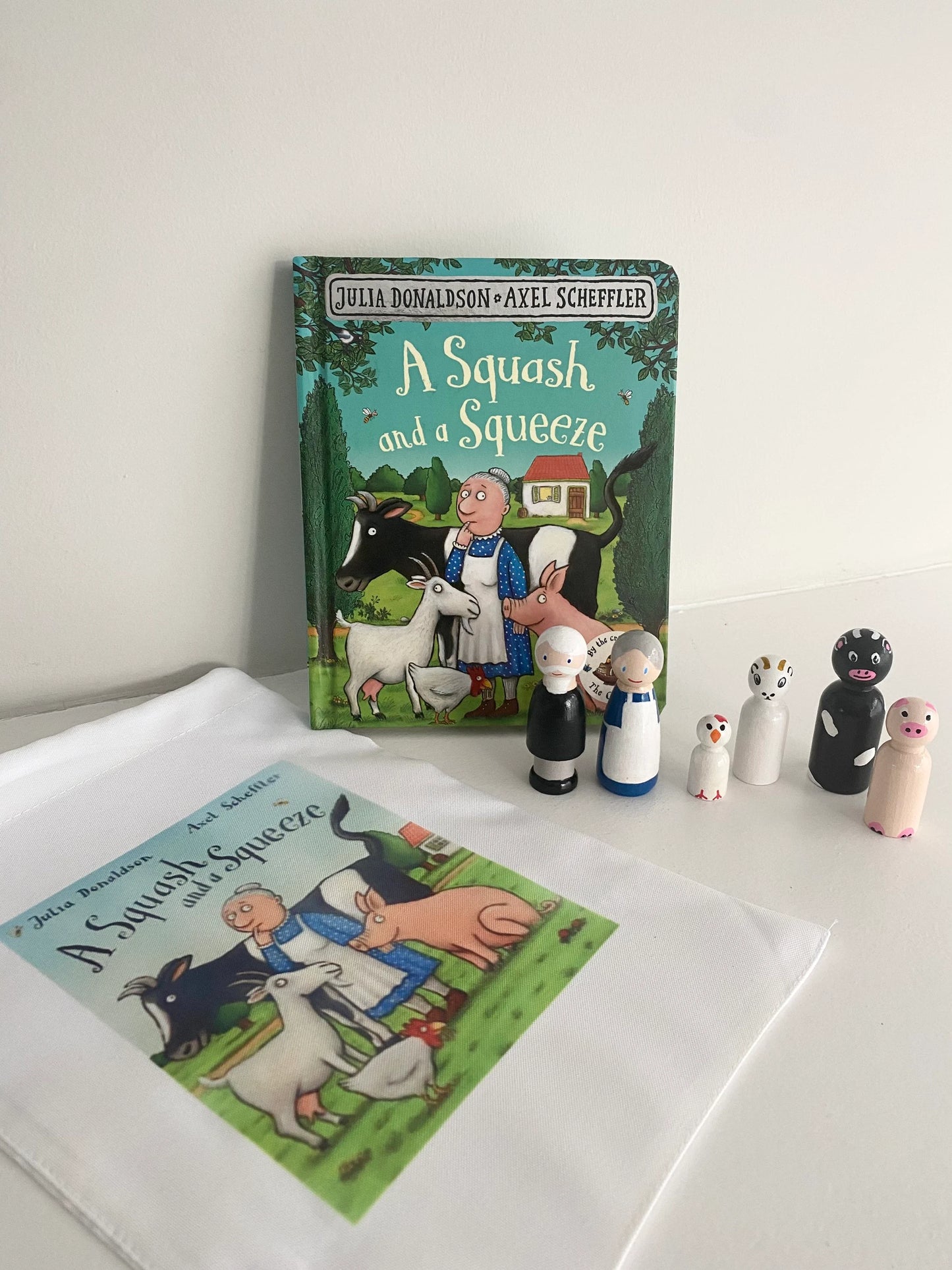 A Squash & A Squeeze Story Bag with Pegs